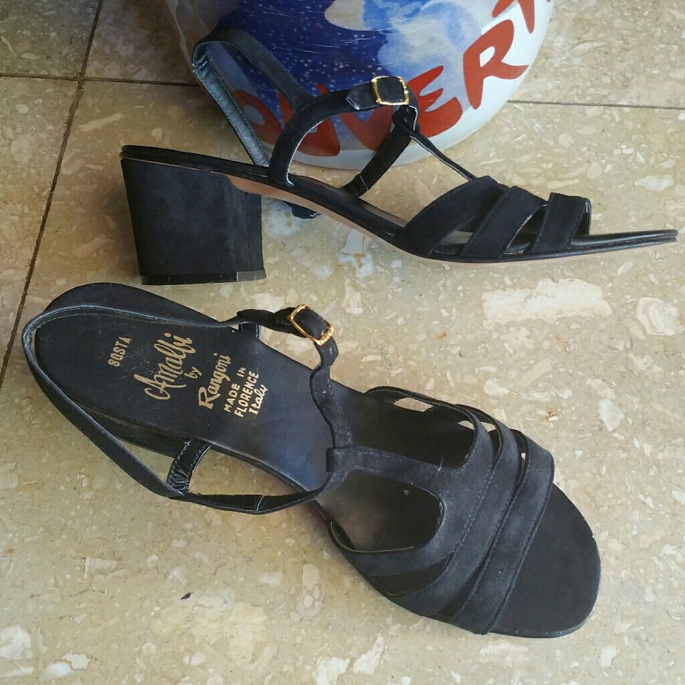 AmAlFi bY RanG0ni stRaPpy saNdAls. AlL LeAtHer MaDe iN ItAlY! 🇮🇹